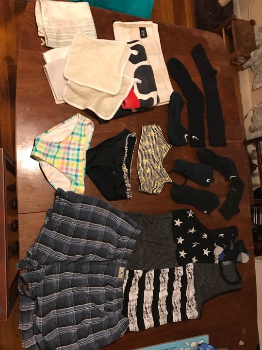 Des vêtements apparaissent devant sa porte, le coupable ? son chat !