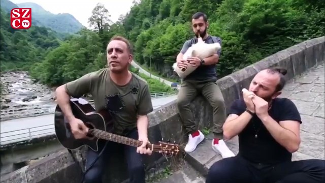 Haluk Levent Artvin Kamilet vadisinde gitar çaldı