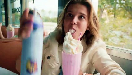 Millie Bobby Brown créé sa première collection de bijoux avec Pandora, inspirée de ses animaux préférés