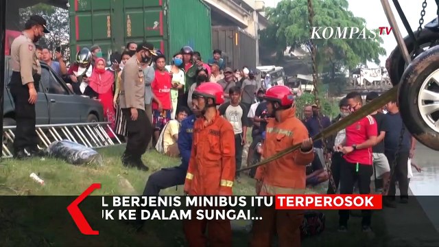 Detik-Detik Evakuasi Mobil Tercebur Sungai di Kalimalang