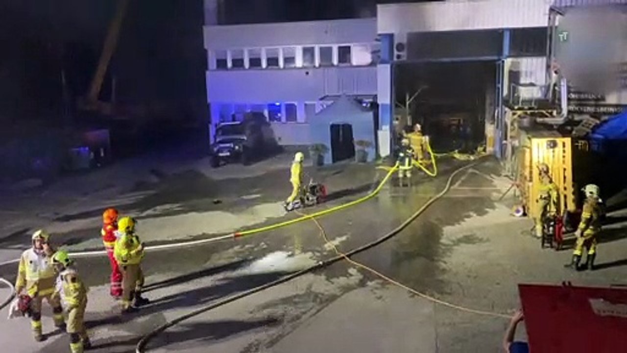 Lagerhalle eines Firmengebäudes in Mils in Brand geraten