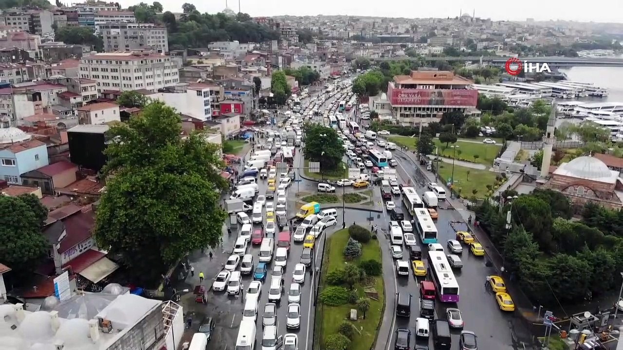 Eminönü'nde Şiddetli Yağış Sonrası Trafik Kilitlendi
