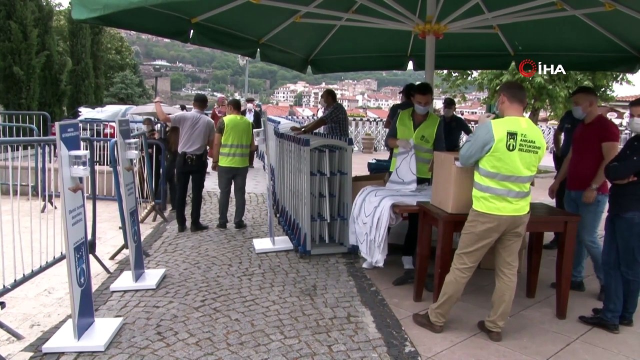 Sağanak Yağmur Altında Sosyal Mesafeli Cuma Namazı