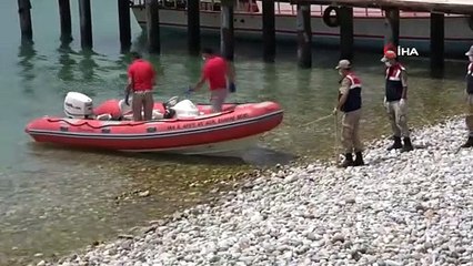 Van Gölü'nde batan teknede sıkışan cesetler çıkarılıyor