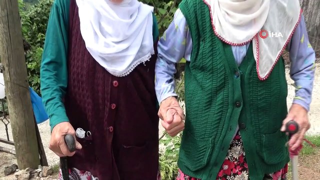 İkiz Kalan Nineler, 4 Ay Sonra Kardeşlerinin Mezarını Ziyaret Etti