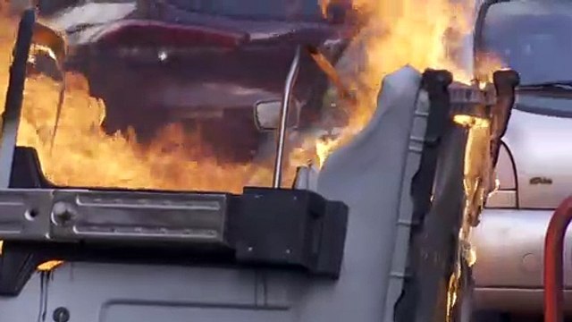 Cargas de la Ertzaintza y contenedores quemados en un mitin de Vox en Barakaldo