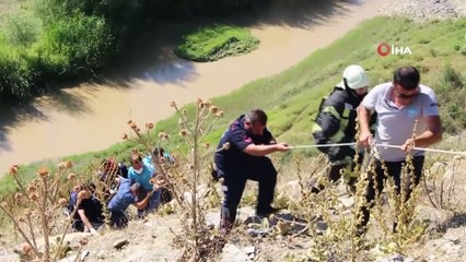 Kontrolden çıkan otomobil dereye uçtu