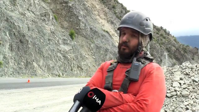 Artvin-Erzurum kara yolunda tehlike arz eden kayalar temizleniyor