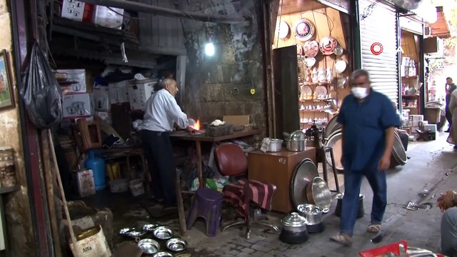 Şanlıurfa’nın son kalay ustası 70 yıldır bakırı sevgiyle parlatıyor