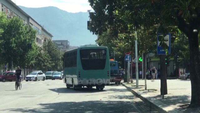 Ora News - ''Merr frymë'' transporti publik në Tiranë, nisen autobusët për në Linzë dhe Shkozë