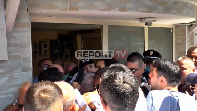 'Nuk trembem unë, më ka mbajt gjaku im', protestuesit tentojnë të hyjnë me forcë në Bashkinë Vorë