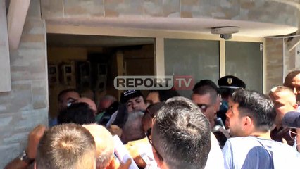 'Nuk trembem unë, më ka mbajt gjaku im', protestuesit tentojnë të hyjnë me forcë në Bashkinë Vorë