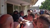 Ora News - VIDEO/ Protestë në Vorë: Banorët tentojnë të hyjnë me forcë në bashki, i ndalon policia