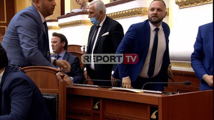 Report TV - Parlament/ Debate të forta mes Halit Valterit dhe Ralf Gjonit në sallë! Ndërhyn Murrizi