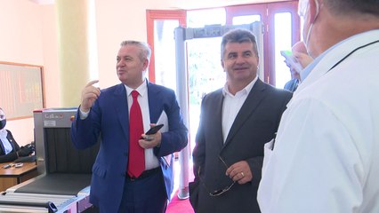 Deputetëve iu matet temperatura, lulishtja e parlamentit kthehet në kafene