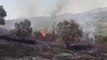 Ora News - Zjarri djeg ullishten në Patos, flakët shumë pranë puseve të naftës