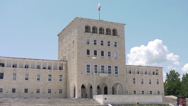 Ora News - Ministria e Arsimit: UT të pajisë menjëherë me diploma studentët e Ekonomikut!