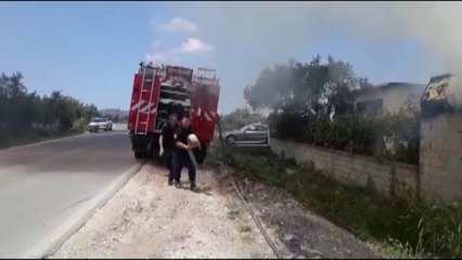 Ora News - Merr flakë një hangar me bar në Fier, rrezikohen banesat aty pranë