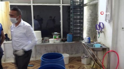 Pislik içinde ürettikleri peynirleri vatandaşlara yediremeden yakalandı