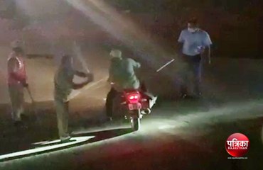 कर्फ्यू को नजरअंदाज करने वालों पर जवानों ने बरसाए डंडे