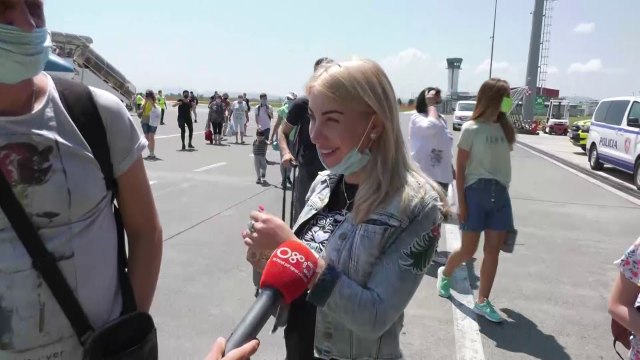Ora News - Mbërrijnë në Rinas 170 turistët e parë ukrainas, priten të tjerë