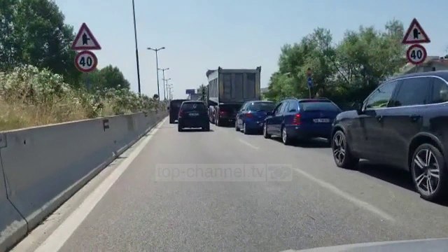 Fundjavë në bregdet! Trafik në aksin Durrës-Plazh-Kavajë, radhë e gjatë makinash