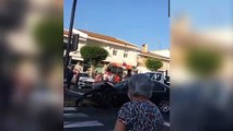 Una mujer sale bailando del coche en bikini después de tener un aparatoso accidente