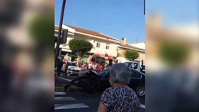Una mujer sale bailando del coche en bikini después de tener un aparatoso accidente