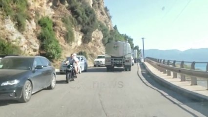 Ora News -Fundjavë plot trafik në Vlorë, pushuesit në shkojnë në jug përballen me radhët kilometrike