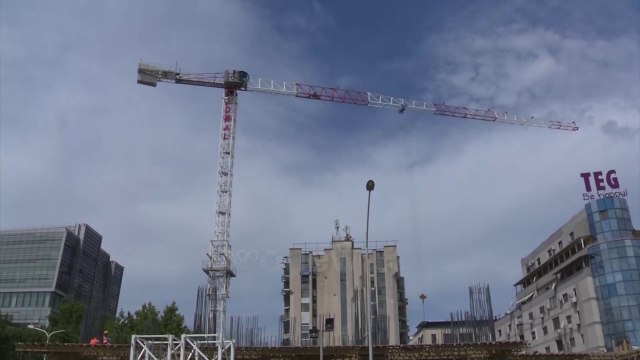 Ora News - Rrethimi i Kullës së Sahatit, 3 ndërtesat që po i marrin frymën qendrës së Tiranës