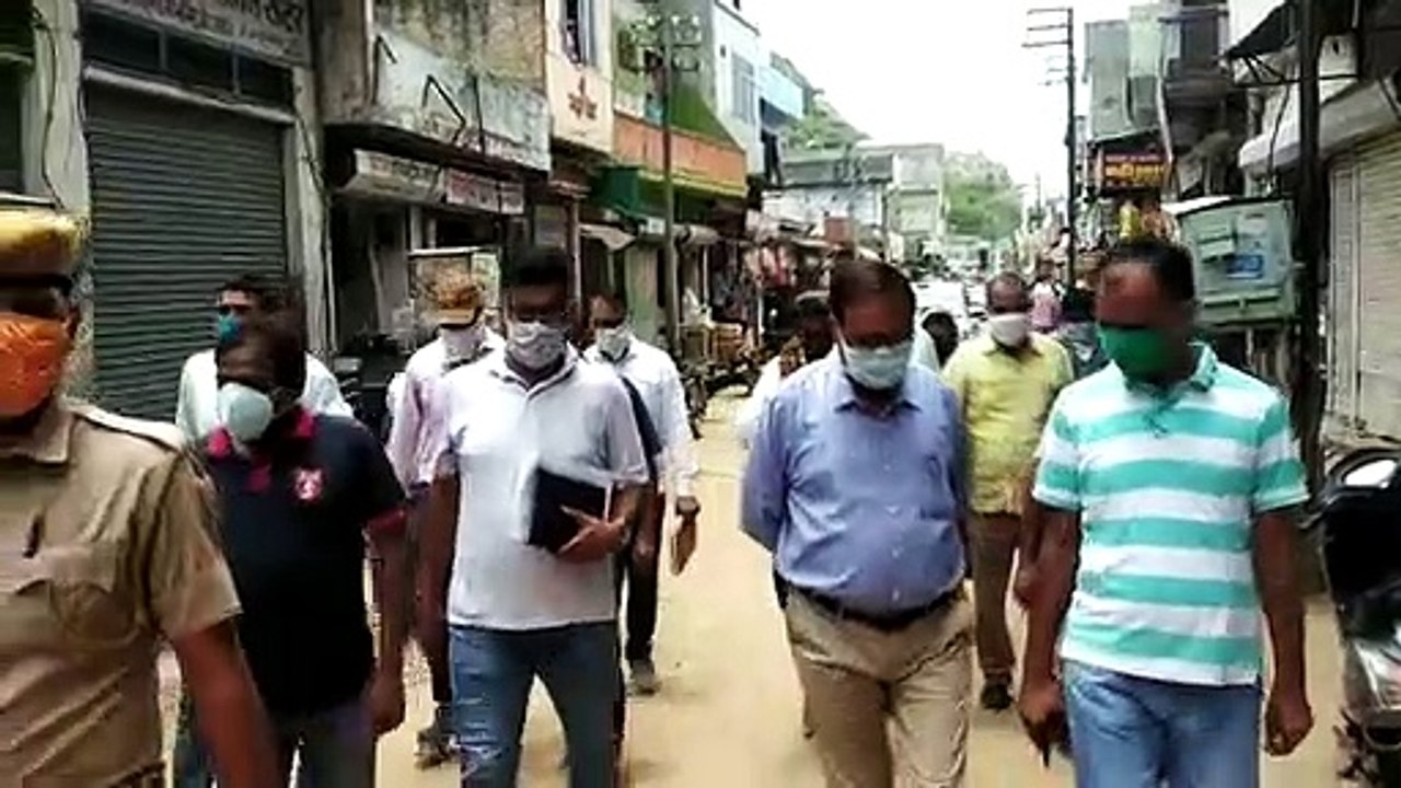 -पूरे बाजार में पैदल चलकर जिला कलक्टर ने देखी स...