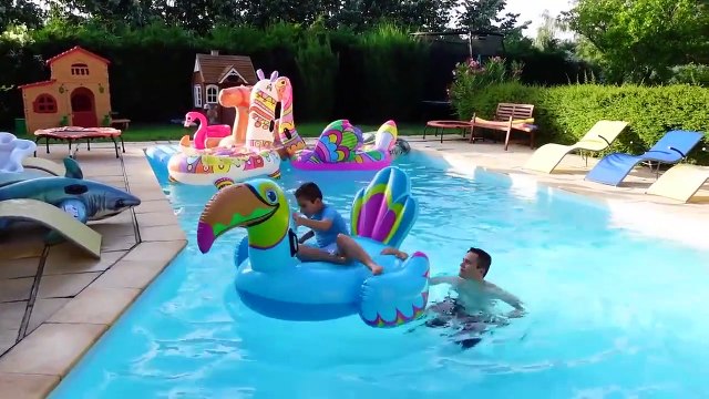 DÉFI PISCINE : ON REMPLIT LA PISCINE DE BOUÉES GONFLABLES GÉANTES