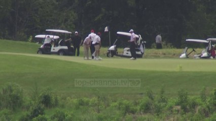 Top News - Në kulmin e pandemisë, presidenti Trump luan golf!
