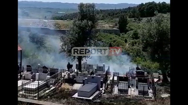 Report TV - Zjarr te varrezat e fshatit në Mamurras, rrezikohen disa banesa