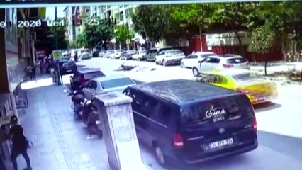 Motosikletle seyir halindeki kişiler balkondan düşen halı yüzünden yaralandı - HATAY