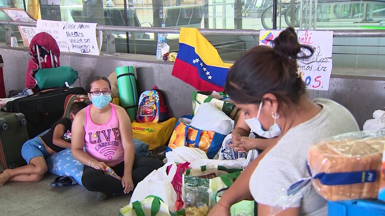 Turistas venezolanos acampa en Barajas para pedir una solución para su repatriación