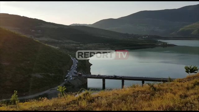 Aksident i rëndë në Kukës, kamioni del nga rruga dhe bie në liqen, polumbarët e RENEA-s në kërkim