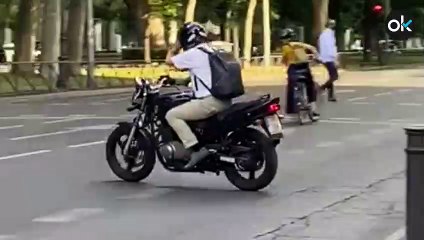 El motero Fernando Simón comete a diario una infracción de tráfico al salir del Ministerio multada con 90 €