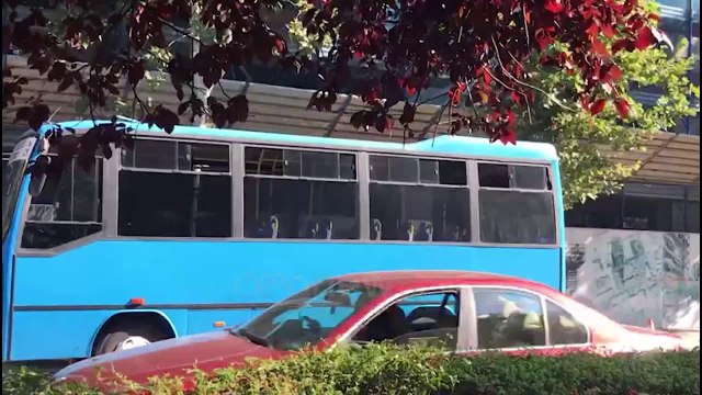 Ora News - Pas ultimatumit për heqjen e licencës, linja e autobusëve Tiranë-Ndroq nis nga puna