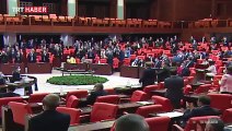 Ayasofya kararı okunurken meclis ikiye bölündü: Oturanlar ve ayakta alkışlayanlar