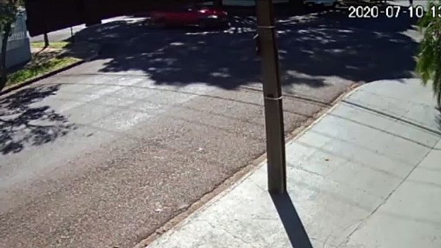 Veja: câmera mostra forte colisão entre carro e moto no São Cristóvão