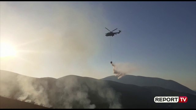 Report TV -Zjarr i madh në zonën e Pashalimanit, helikopteri i FA ndërhyn për shuarjen e flakëve