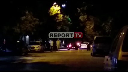 Video herunterladen: Report TV -Sherr masiv mes disa të rinjve në Elbasan, konfliktohen dhe me policinë! Disa të plagosur