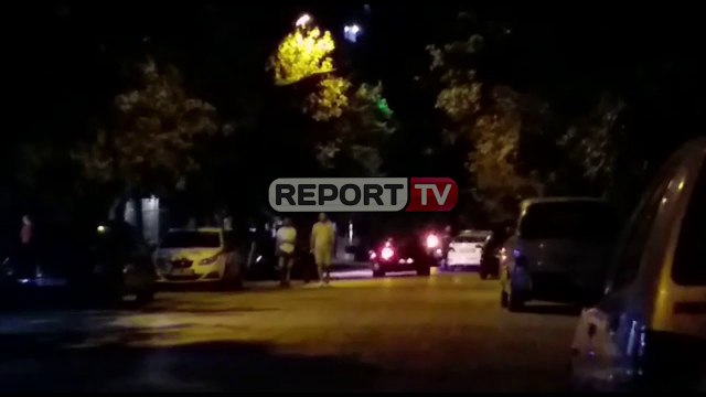 Report TV -Sherr masiv mes disa të rinjve në Elbasan, konfliktohen dhe me policinë! Disa të plagosur
