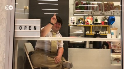 Как в Минске работает инклюзивная кофейня, где бариста - инвалид-колясочник (09.07.2020)