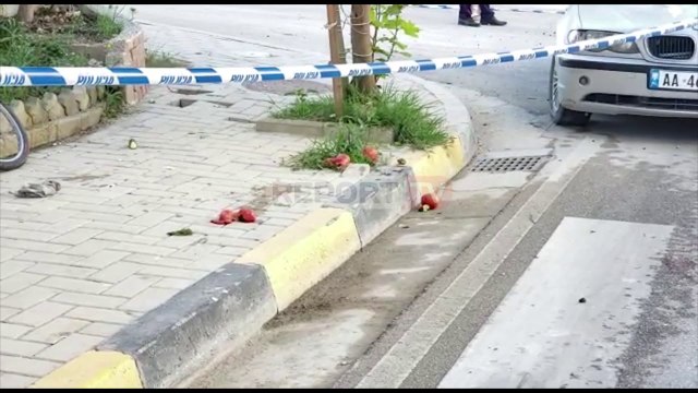 Maskë e domate të shpërndara në rrugë, makina përplas kalimtarin në Vlorë! Ndërron jetë në spital