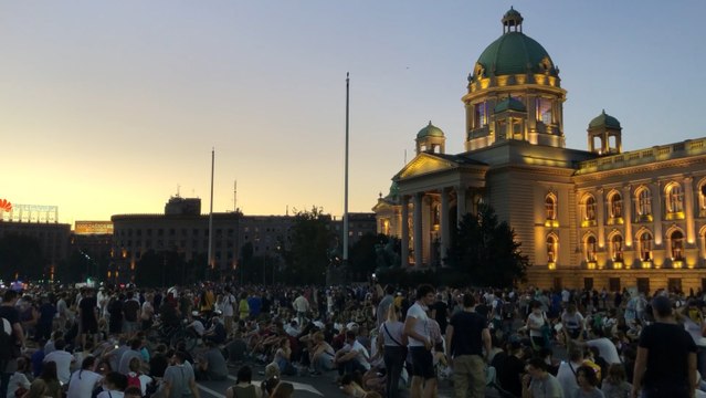 Protestas en Belgrado contra restricciones por el coronavirus