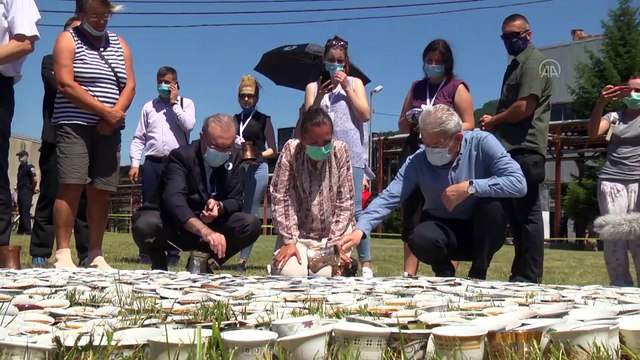 Türkiye'nin Saraybosna Büyükelçisi Koç, Srebrenitsa'da kurban yakınları ile buluştu - SREBRENİTSA