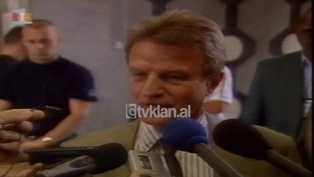 Hashim Thaçi bojkoton Këshillin Administrativ te Kosoves - (5 korrik 2000)