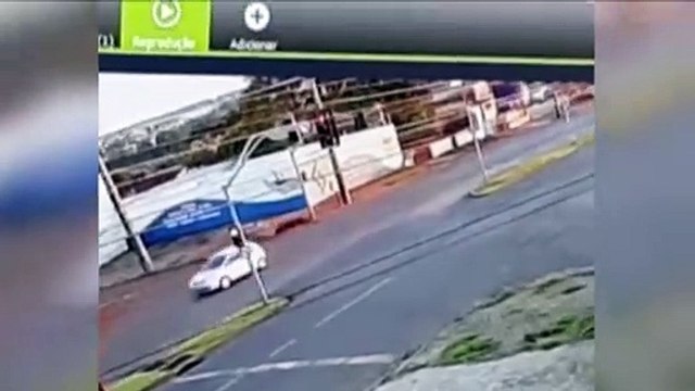Câmera mostra motorista causando acidente na Av. Rocha Pombo